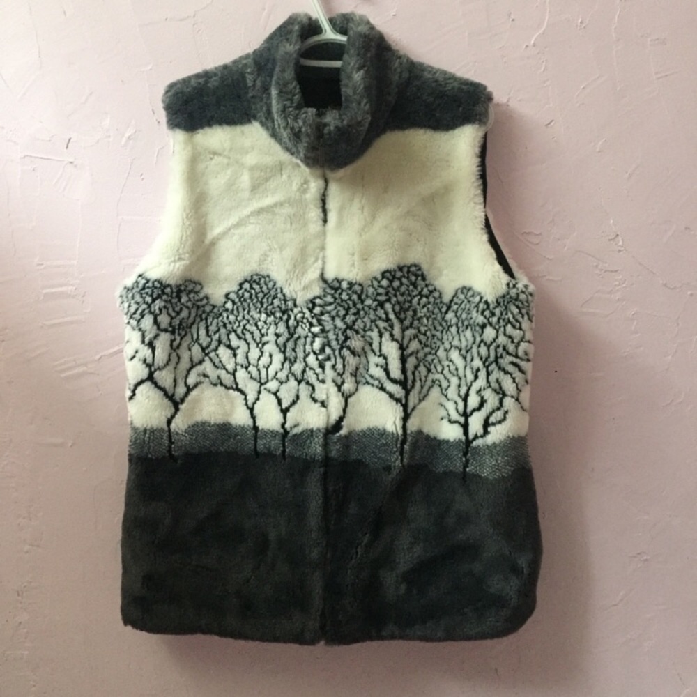 Vegan Mountain Style Fuzzy Fur Vest Zip Up Sleeveless Warm L White and Gray Tree